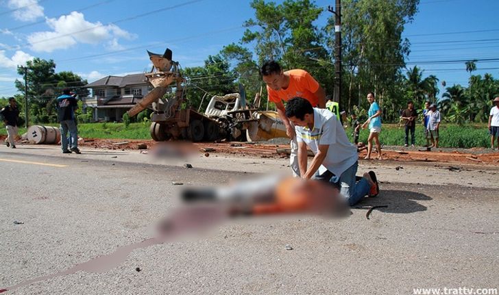 สุดสยอง! รถปูนประสานงารถกรมทางหลวง จนท.ดับรวด 6 ศพ