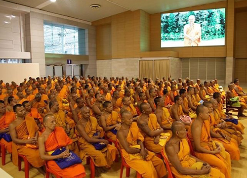 คณะสงฆ์160รูปมอบดอกไม้ให้กำลังใจพระธัมมชโย