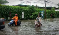 ฝนตกทั่วเมืองกรุง น้ำท่วมขังหลายจุด คาดกระทบจราจรช่วงเย็น