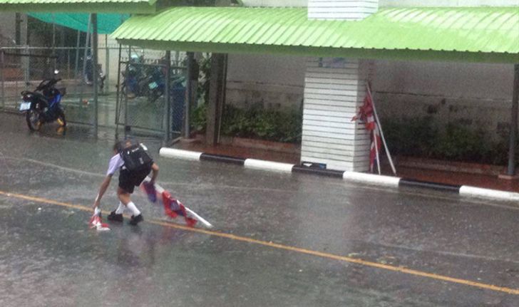 โซเชียลชื่นชม เด็กนักเรียนฝ่าสายฝน เดินเก็บธงชาติกลางถนน
