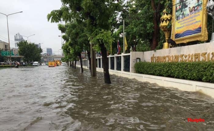 ย้อนรอยเหตุการณ์น้ำท่วม (ขัง) กรุงเทพฯ แชร์กันกระจาย