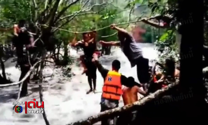 นาทีระทึก! น้ำป่าไหลหลาก เด็ก 6 คนปีนขึ้นต้นไม้หนีรอด