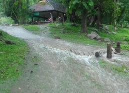 ฝนตกหนักทำน้ำป่าไหลหลากในอุทยานฯแจ้ซ้อน