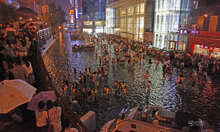 พายุฝนกระหน่ำ เมืองซีอานเจอน้ำท่วมขังรอการระบาย