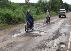 ถนนบ้านภูดิน-บ้านม่วงอ.บ้านผือเป็นหลุมบ่อ