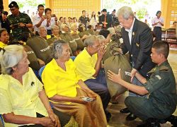 ในหลวง-ราชินีพระราชทานช่วยราษฎร อ.สวี