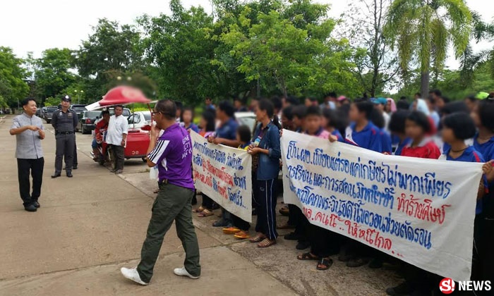 นักเรียนฮือประท้วงไล่ผอ. ตบหลังเด็กหญิงป.5 จนเข้าโรงพยาบาล