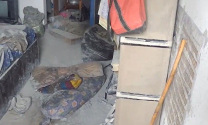 นศ.เสียบปลั๊กโน๊ตบุ๊กวางบนเตียง เกิดลัดวงจรไฟลุกไหม้หอพัก