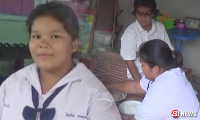 ครูน้ำตาแทบไหล ตามไปดูศิษย์ ป.6 ดูแลแม่ป่วยโรครุมเร้า