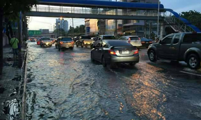 ฝนตกเมื่อคืน นนทบุรียังน้ำท่วม ร.ร.ราชวินิตฯ ประกาศหยุดอีกวัน