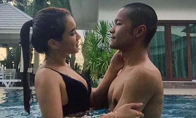 มิกซ์ ลูกชาย หม่ำ จ๊กมก ควงแฟนสาวสวีทกลางสระน้ำ