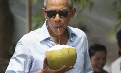 ภาพน่าประทับใจประธานาธิบดีสหรัฐดื่มน้ำมะพร้าวริมโขง