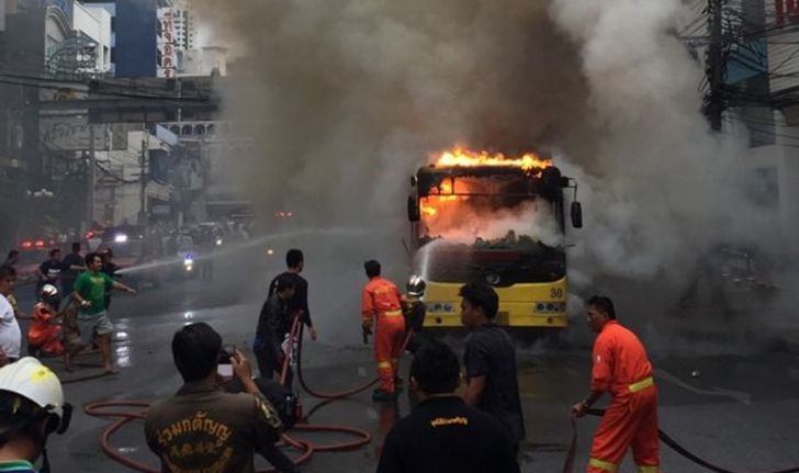 ไฟไหม้ระทึก รถเมล์กลางแยกวังบูรพา โชเฟอร์-ผู้โดยสารหนีตาย