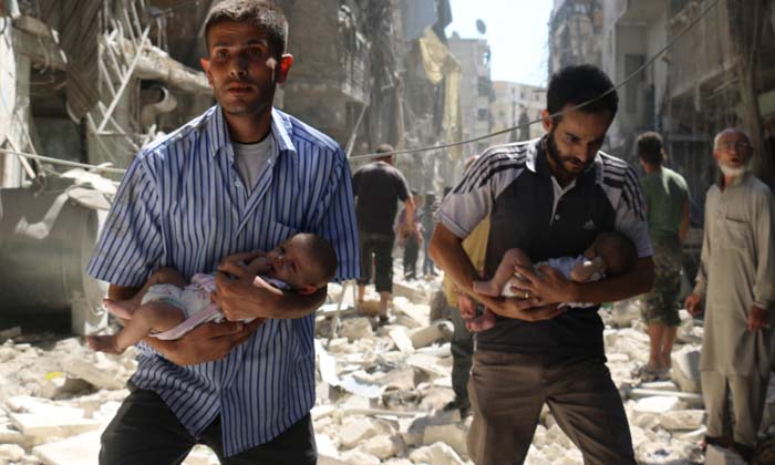 ชายชาวซีเรียอุ้มทารกน้อยหนีออกจากซากตึก
