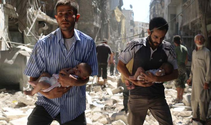 ชายชาวซีเรียอุ้มทารกน้อยหนีออกจากซากตึก