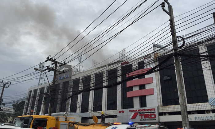 ไฟไหม้ตึกย่านศรีนครินทร์ เลขาฯสาวติดในลิฟต์ ดับ 1 ศพ