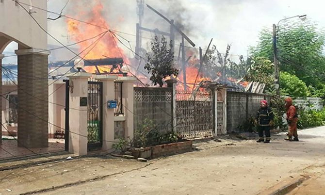 ไฟไหม้บ้านปชช.ย่านลาดพร้าววอด-ไร้เจ็บ