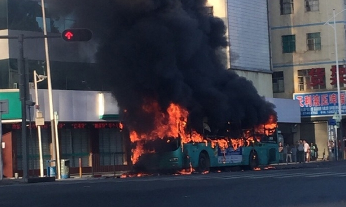 ไฟไหม้รถเมล์จีน สลด ผู้โดยสารหนีไม่ทัน ตาย 1