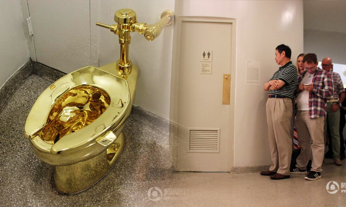 เรียงคิวเข้าห้องน้ำ "ชักโครกทองคำแท้" กดน้ำใช้ได้จริง