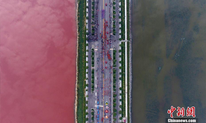 ตื่นตา! ทะเลสาบเกลือเมืองจีน เกิดปรากฏการณ์น้ำ 2 สี