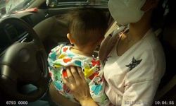 ตำรวจจีนอึ้ง! หญิงสาวขับรถพร้อมให้ลูกดื่มนมจากอก