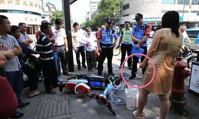 หญิงจีนถูกปรับขี่รถบนทางเท้า ด่ากราดตำรวจ-หวิดเผารถ