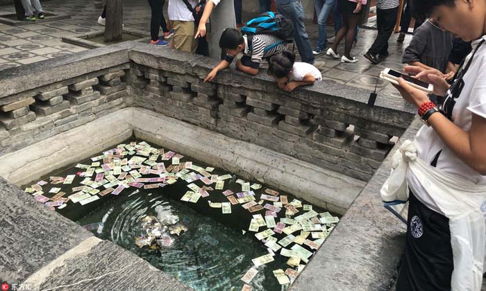 นักท่องเที่ยวแห่ชมวัดม้าขาวในจีน โยนเงินลงบ่อน้ำเพื่อขอพร