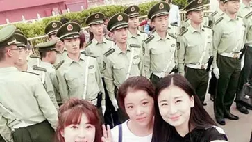 สาวจีนแห่เซลฟี่คู่เหล่าทหารหนุ่มหล่อ เฉลิมฉลองในวันชาติ