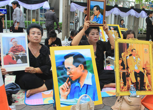 สวิตฯลดธงแสดงความอาลัยในหลวงสวรรคต
