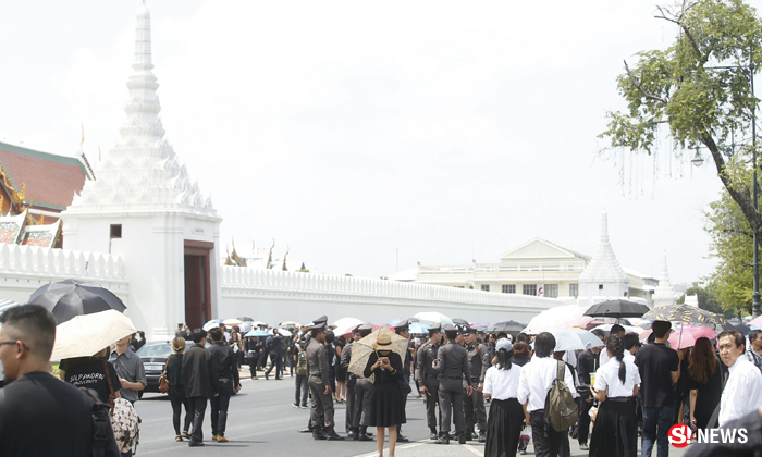 ภาพบรรยากาศรอบพระบรมมหาราชวัง ประชาชนรอรับขบวนเคลื่อนพระบรมศพ