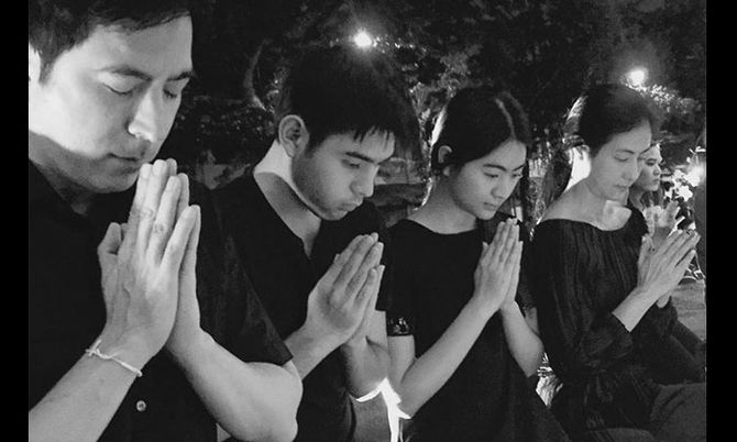 แซม ยุรนันท์ พร้อมครอบครัว อธิษฐานจิต "จะขอเป็นข้ารองพระบาททุกชาติไป"