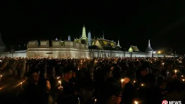 สนามหลวงสว่างไสว! ประชาชนจุดเทียน ร้องเพลงสรรเสริญพระบารมี