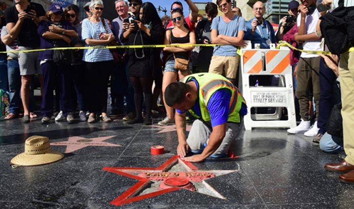 มือดีบุกทุบดาว Walk of Fame ของโดนัลด์ ทรัมป์ จนท.เร่งซ่อมแซม