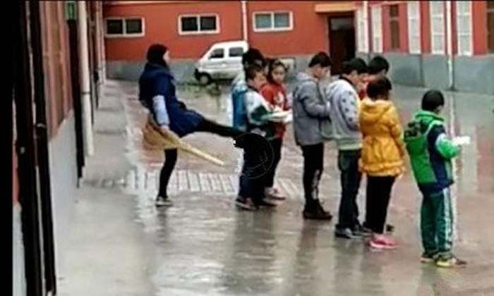 ครูจีนโหด ลงโทษสั่งนักเรียนยืนกลางฝน ถีบเด็กหน้าแทบคว่ำ
