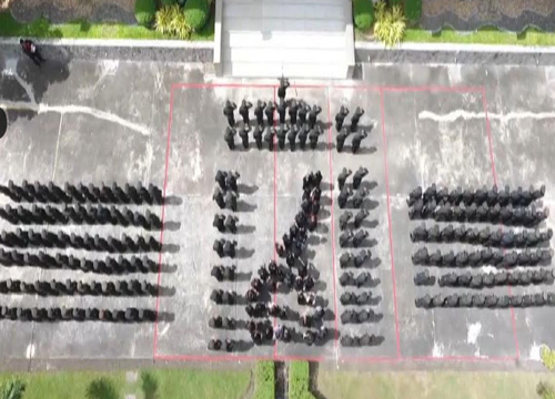 คณะแม่บ้านทหารแปรอักษร๙แสดงความอาลัย