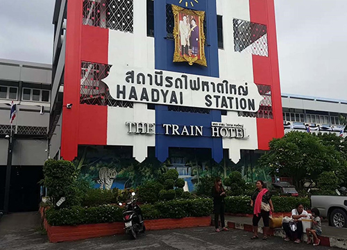 ชาวสงขลาทยอยเดินทางสักการะพระบรมศพต่อเนื่อง