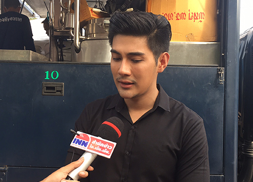 มังกร ปภาวินซาบซึ้งร่วมร้องเพลงสรรเสริญฯ