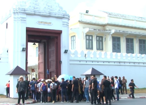 ตร.ตรวจนักท่องเที่ยวชมวัดพระแก้ว-ขอทำตามกฎ