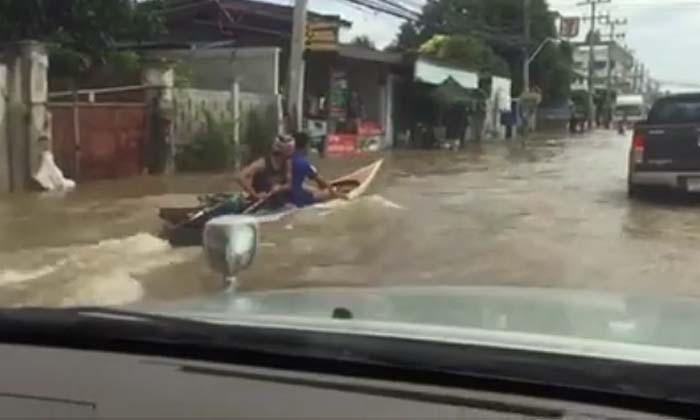 น้ำท่วมเพชรบุรี ยังอ่วม แห่แชร์คลิปเรือยาวซิ่งแซงรถ