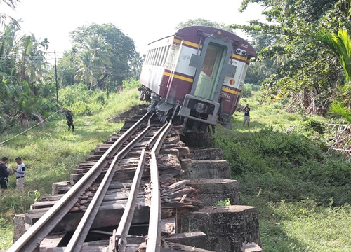ขบวนรถไฟที่1558ตกรางที่ยะลา-ไร้เจ็บ