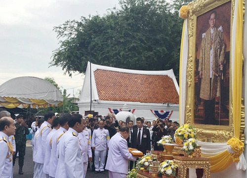 ประวิตรเป็นปธ.พิธีถวายผ้าพระกฐินพระราชทาน