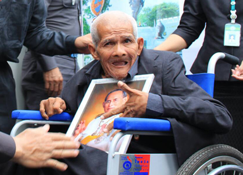 น.1จัดรถตู้รับลุงเอี่ยมมากราบสักการะพระบรมศพ