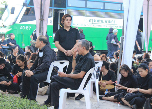 ผู้สูงอายุลำปางเดินทางมาสักการะพระบรมศพ