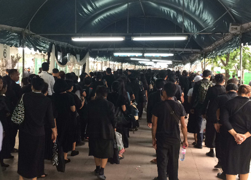 พสกนิกรฝ่าฝนต่อแถวเข้ากราบสักการะพระบรมศพ