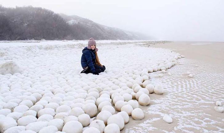 ชาวบ้านรัสเซียฮือฮา ลูกบอลหิมะลึกลับโผล่ริมฝั่ง
