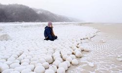 ชาวบ้านรัสเซียฮือฮา ลูกบอลหิมะลึกลับโผล่ริมฝั่ง