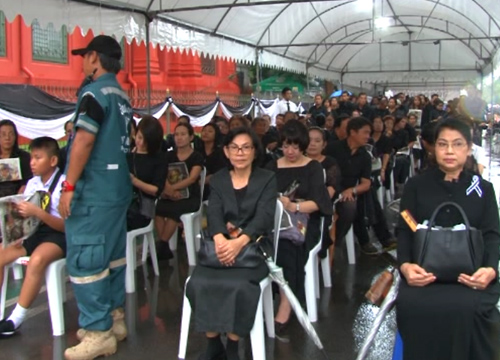ปชช.หลั่งไหลเข้าถวายสักการะพระบรมศพจำนวนมาก