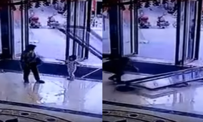 ประตูกระจกห้างดังจีน หลุดล้มทับเด็ก 3 ขวบ กระดูกหักทั่วร่าง