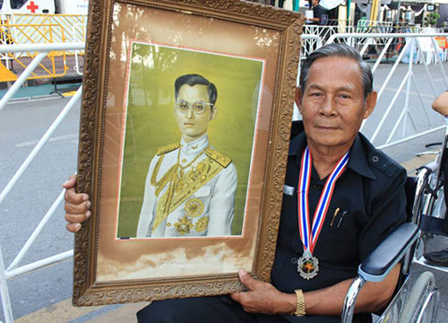 อดีตนักวิ่งมาราธอนวัย78ปีร่วมถวายสักการะพระบรมศพ