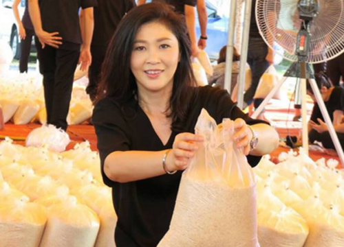 ยิ่งลักษณ์FBช่วยชาวนาบรรจุข้าว-ชวนปชช.มาซื้อ